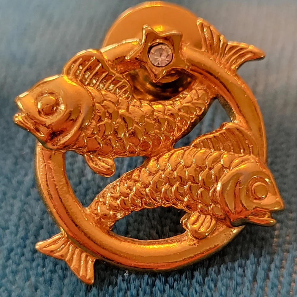 Vintage (?) Pisces Tie Tack ~ Lapel Pin ~ Unisex ~ 2 Fish ~ Gold Tone ~ FINAL!